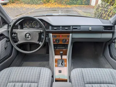 Gebraucht Mercedes 200 118 PS (86 kW) 1990 Silber Limousine