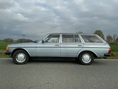 Używany Mercedes 230 107 KM (78 kW) 1980 Niebieski Sedan/Limuzyna