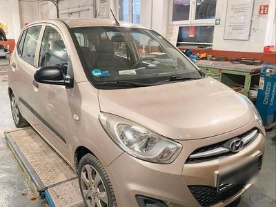 Gebraucht Hyundai i10 69 PS (50 kW) 2011 Gold Kleinwagen