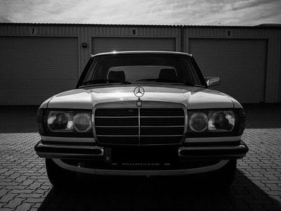 Second-hand Mercedes 200 109 CP (80 kW) 1983 Alb Berlinǎ
