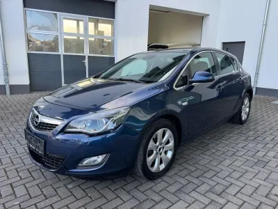 Usado Opel Astra Innovation 125 HP (91 kW) 2011 Azul Sedan