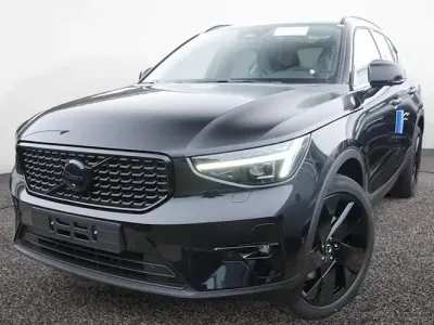 Neu Volvo XC40 Plus 163 PS (119 kW) 2025 Onyx schwarz SUV