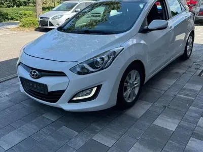 Gebraucht Hyundai i30 Trend 90 PS (66 kW) 2012 Weiß Limousine