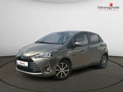Gebraucht Toyota Yaris Hybrid Club 101 PS (74 kW) 2019 Gray metallic Limousine