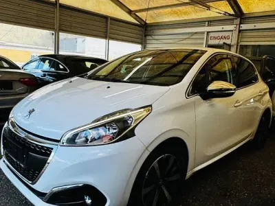 Gebraucht Peugeot 208 Allure 110 PS (80 kW) 2018 Weiß Kleinwagen