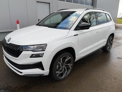 Moonwhite metallic Neu 2025 Skoda Karoq SportLine SUV | 40.390 € (Fairer Preis)