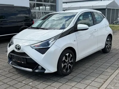 Gebraucht Toyota Aygo X-play 72 PS (52 kW) 2020 Weiß Kleinwagen