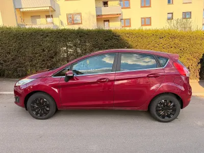 Second-hand Ford Fiesta 100 CP (73 kW) 2014 Andere farben Hatchback