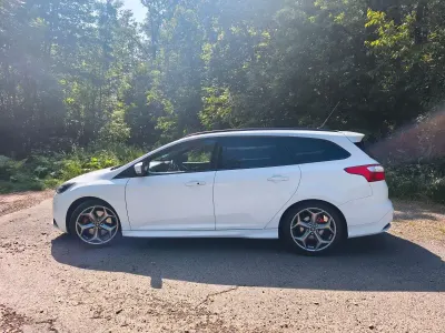 Gebraucht Ford Focus ST 250 PS (183 kW) 2014 Weiß Kombi