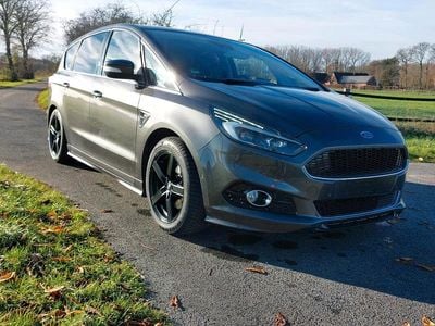 Grau Gebraucht 2015 Ford S-MAX ST-Line Van / Kleinbus | 14.299 € (Fairer Preis)