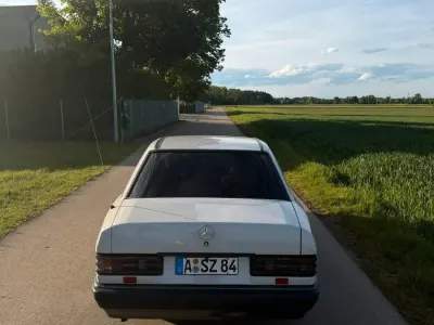 Używany Mercedes 190 109 KM (80 kW) 1992 Biały Sedan/Limuzyna