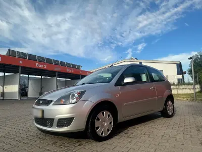 Gebraucht Ford Fiesta Titanium 68 PS (50 kW) 2007 Silber Kleinwagen