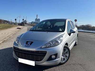 Gebraucht Peugeot 207 Premium 95 PS (69 kW) 2012 Silber Limousine