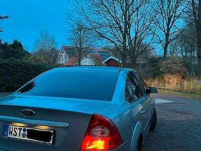 Gebraucht Ford Focus Ghia 101 PS (74 kW) 2005 Grau Limousine