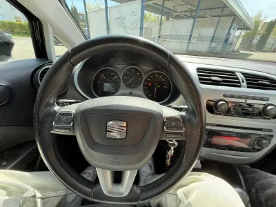 Używany Seat Leon Sport 105 KM (77 kW) 2009 Czarny Hatchback