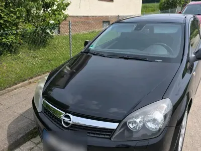 Usata Opel Astra GTC 90 CV (66 kW) 2008 Nero Coupé