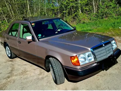 Gebraucht Mercedes E220 150 PS (110 kW) 1993 Andere farben Limousine