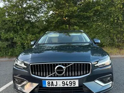 Gebraucht Volvo V60 Inscription 190 PS (139 kW) 2019 Blau Kombi