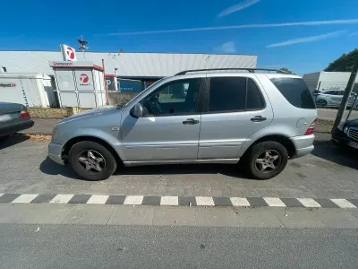 Gebraucht Mercedes ML270 163 PS (119 kW) 2001 Silber SUV
