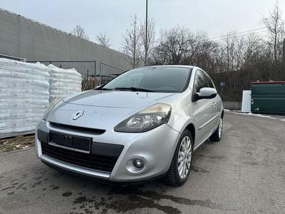 Grau Gebraucht 2011 Renault Clio II Limousine | 2.950 € (Fairer Preis)