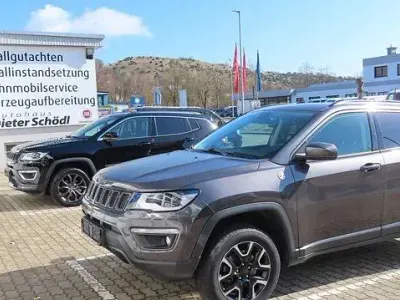Gebraucht Jeep Compass Trailhawk 170 PS (125 kW) 2019 Schwarz SUV