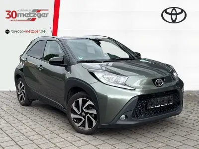 Gebraucht Toyota Aygo X Pulse 72 PS (52 kW) 2023 6w4)/ black mica (209) (gruen SUV