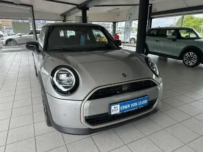 Gebraucht Mini Cooper Favoured 114 kW (156 PS) 2025 Melting silver iii (metallic) Kleinwagen