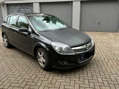Używany Opel Astra 116 KM (85 kW) 2008 Czarny Sedan/Limuzyna