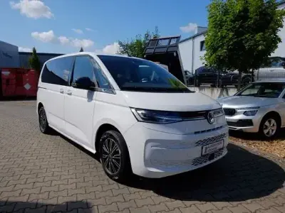 Gebraucht VW Multivan Life 150 PS (110 kW) 2024 Weiß Van / Kleinbus