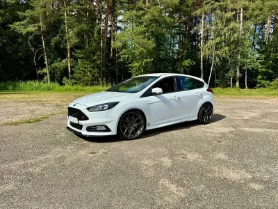 Gebraucht Ford Focus ST 250 PS (183 kW) 2017 Weiß Limousine
