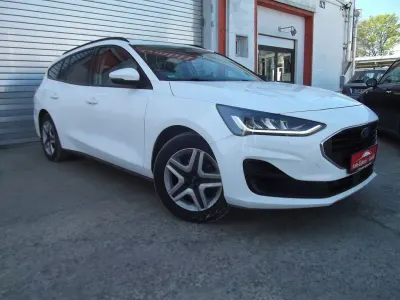 Używany Ford Focus Cool & Connect 120 KM (88 kW) 2022 Biały Sedan/Limuzyna