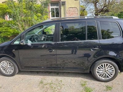 Second-hand VW Touran Cup 105 CP (77 kW) 2015 Negru Monovolum