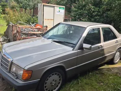 Gebraucht Mercedes 190 102 PS (75 kW) 1989 Silber Limousine