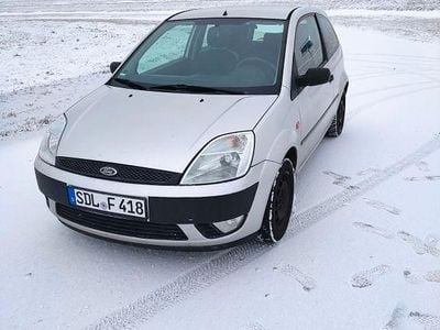 Gebraucht Ford Fiesta Ghia 80 PS (58 kW) 2003 Silber Kleinwagen