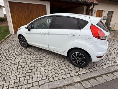 Usado Ford Fiesta Trend 82 HP (60 kW) 2015 Branco Sedan