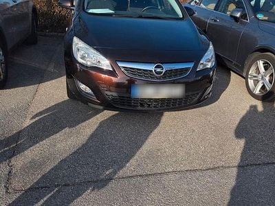 Usata Opel Astra Edition 140 CV (102 kW) 2012 Marrone Berlina