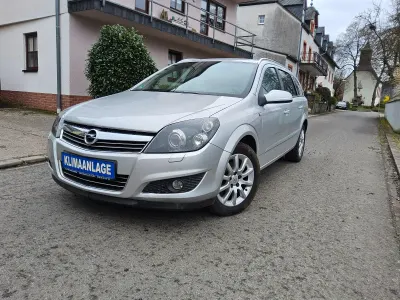 Gebraucht Opel Astra Selection 116 PS (85 kW) 2009 Argon silber/ice silver (m2) Kombi