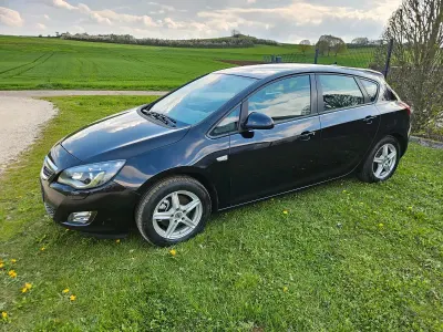 Używany Opel Astra 110 KM (80 kW) 2010 Czarny Sedan/Limuzyna