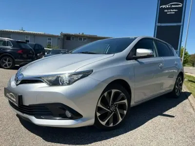 Gebraucht Toyota Auris Comfort 99 PS (72 kW) 2015 Silver metallic Kleinwagen
