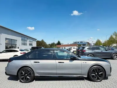 Gebraucht BMW 760 571 PS (419 kW) 2024 Oxidgrau/oxidgrau ii Limousine