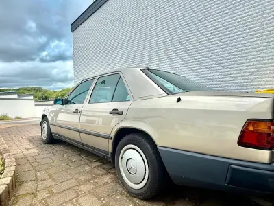 Gebraucht Mercedes E230 136 PS (100 kW) 1989 Andere farben Limousine