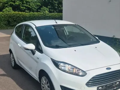 Gebraucht Ford Fiesta 80 PS (58 kW) 2013 Weiß Kleinwagen