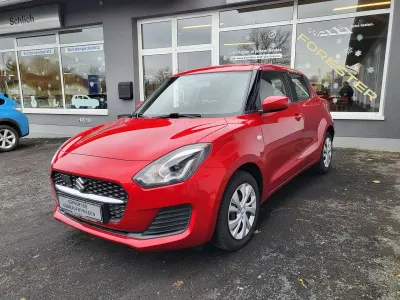 Gebraucht Suzuki Swift Club 83 PS (61 kW) 2021 Burning red pearl Kleinwagen
