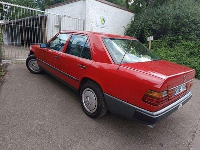 Gebraucht Mercedes E300 109 PS (80 kW) 1987 Rot Limousine