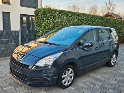 Grau Gebraucht 2011 Peugeot 5008 Van / Kleinbus | 1.600 € (Fairer Preis)