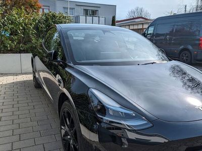 gebraucht Tesla Model 3 komplett schwarz, Hinterantrieb...