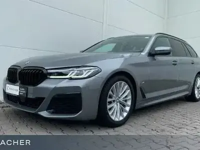 Gebraucht BMW 530 M Sport 286 PS (210 kW) 2023 Skyscraper grau metallic Kombi