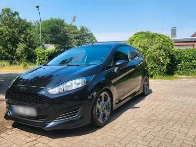 Gebraucht Ford Fiesta 101 PS (74 kW) 2013 Schwarz Kleinwagen