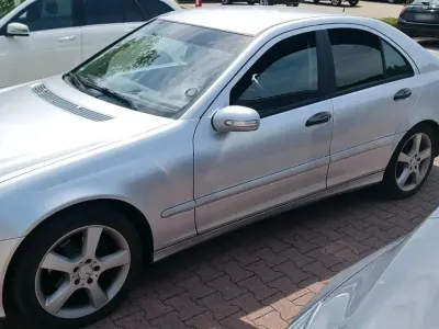 Gebraucht Mercedes C180 142 PS (104 kW) 2006 Silber Limousine