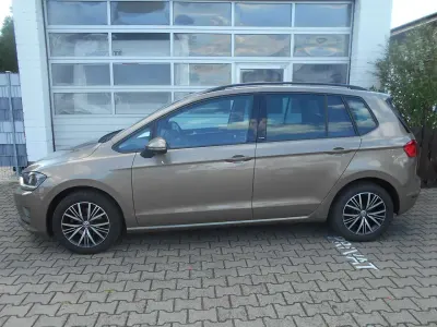 Gebraucht VW Golf Sportsvan Allstar 110 PS (80 kW) 2016 Pyramid gold metallic Van / Kleinbus